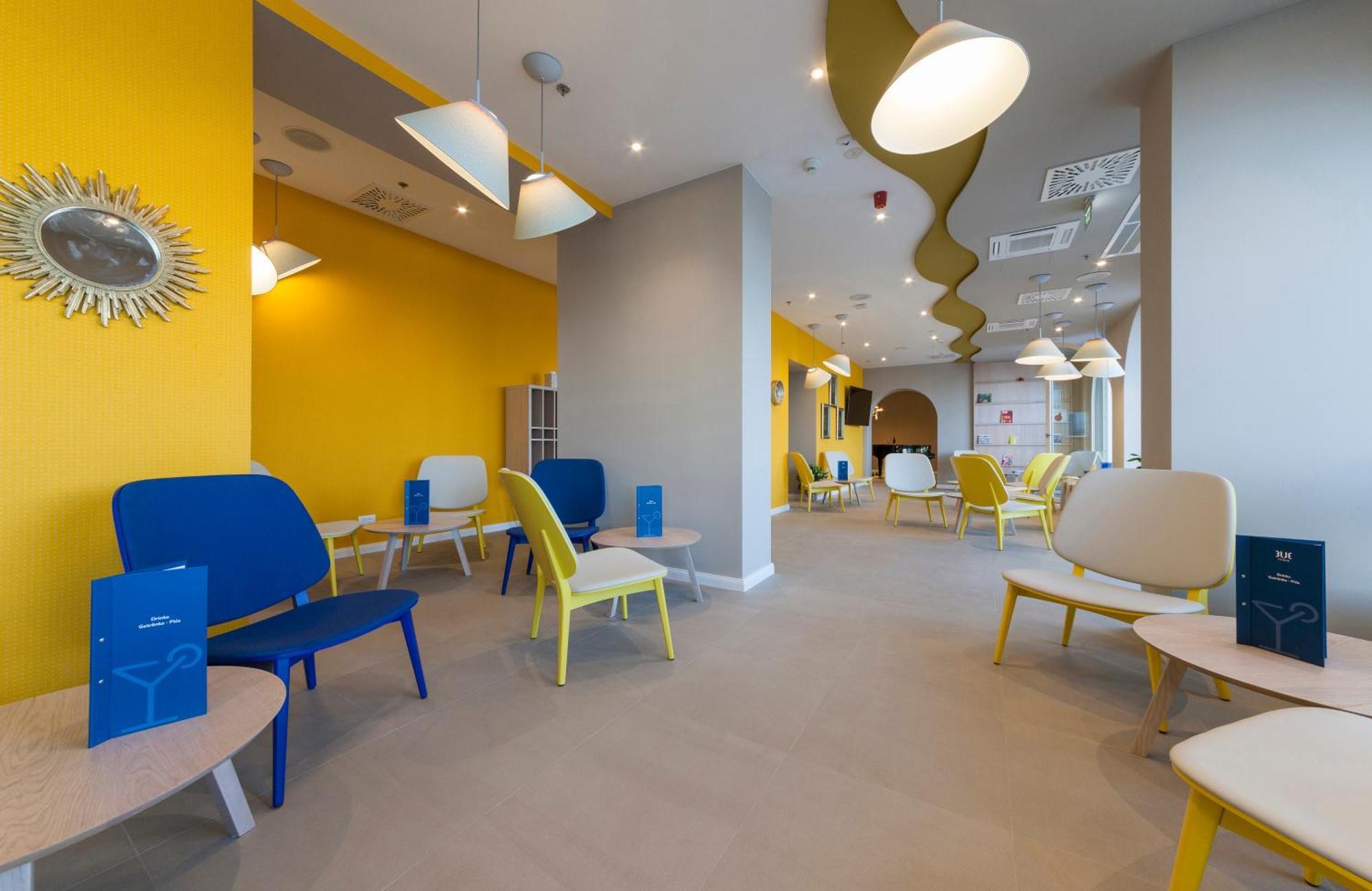 Bluesun Hotel Jadran Tucepi Exterior photo The waiting area at the airport