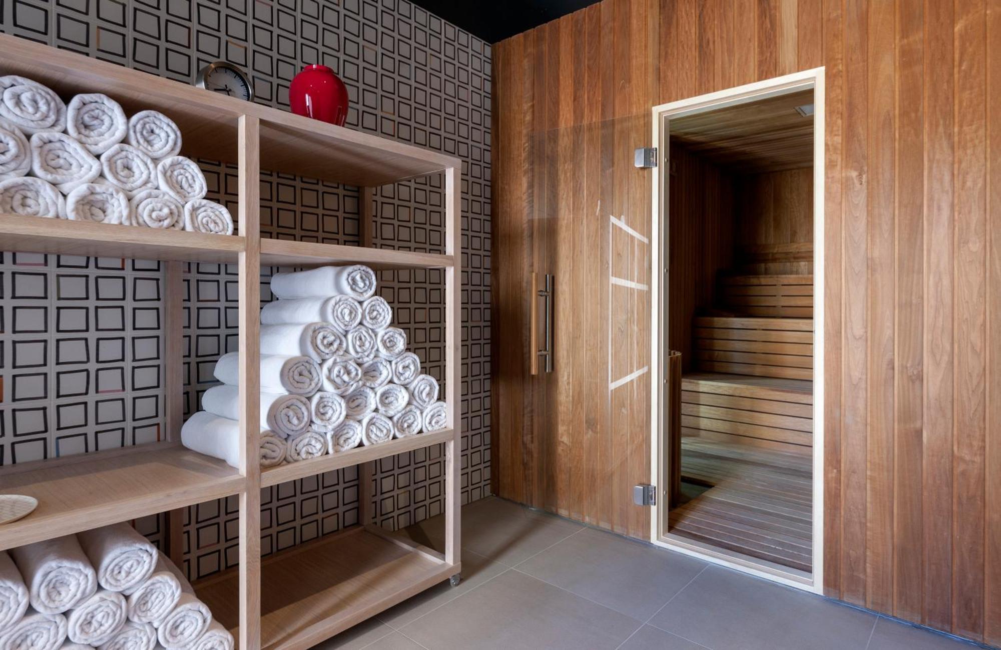 Bluesun Hotel Jadran Tucepi Exterior photo Sauna door