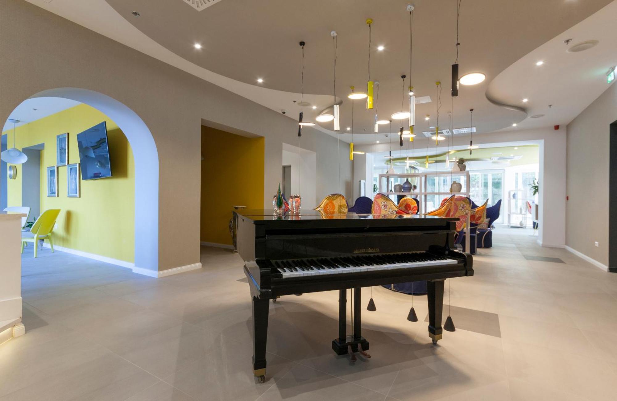 Bluesun Hotel Jadran Tucepi Exterior photo The piano in the main reception