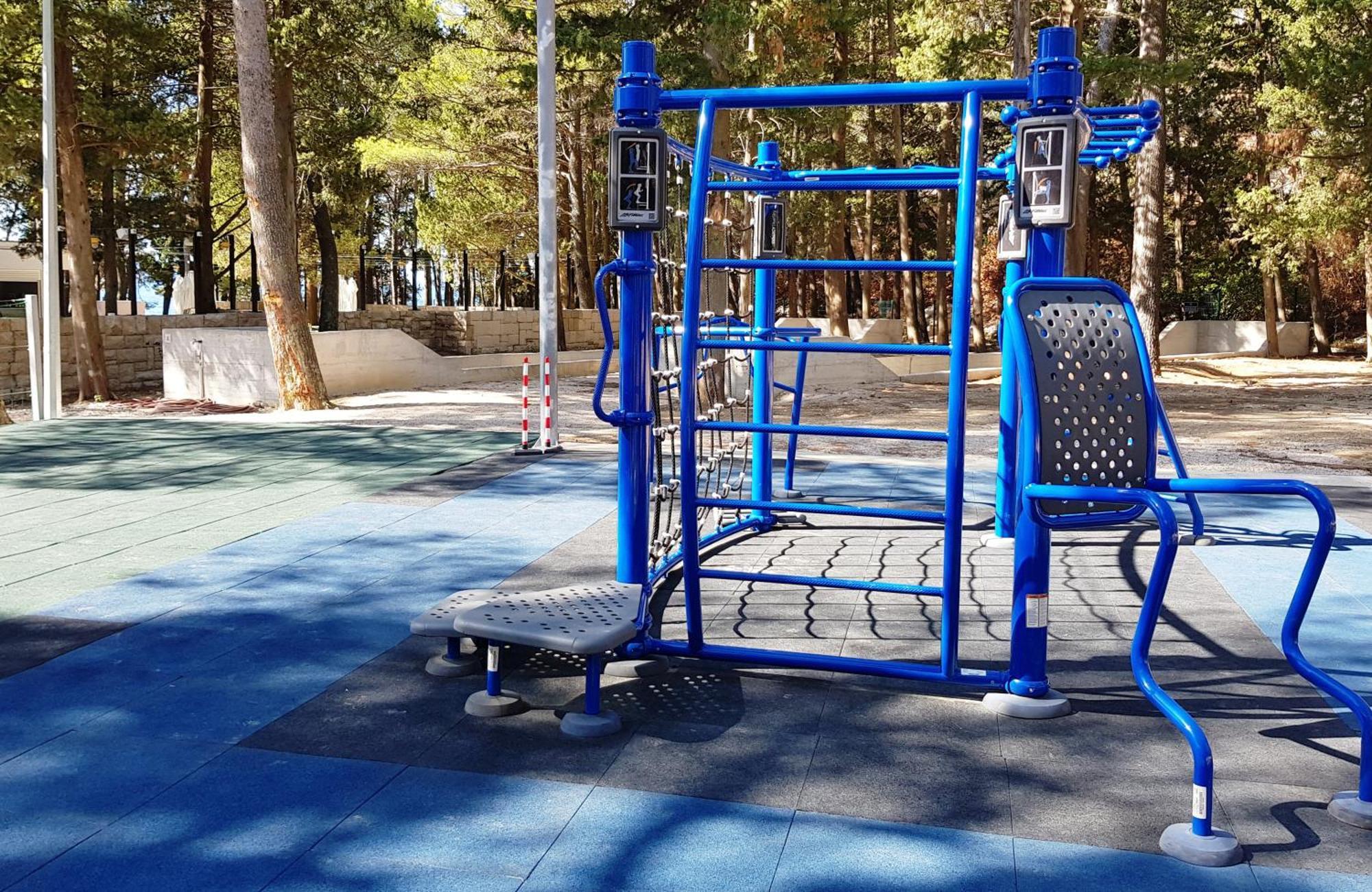 Bluesun Hotel Jadran Tucepi Exterior photo Outdoor gym in Moscow