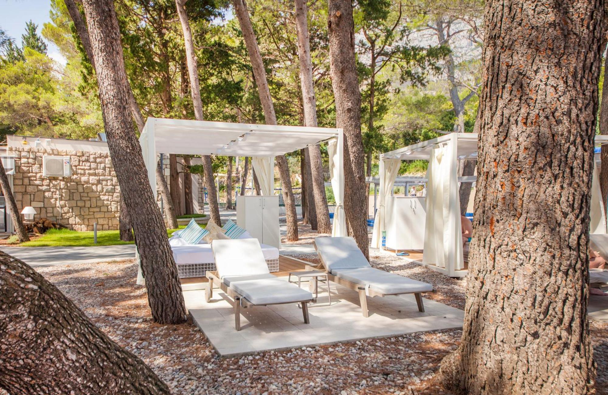 Bluesun Hotel Jadran Tucepi Exterior photo The beach at the hotel