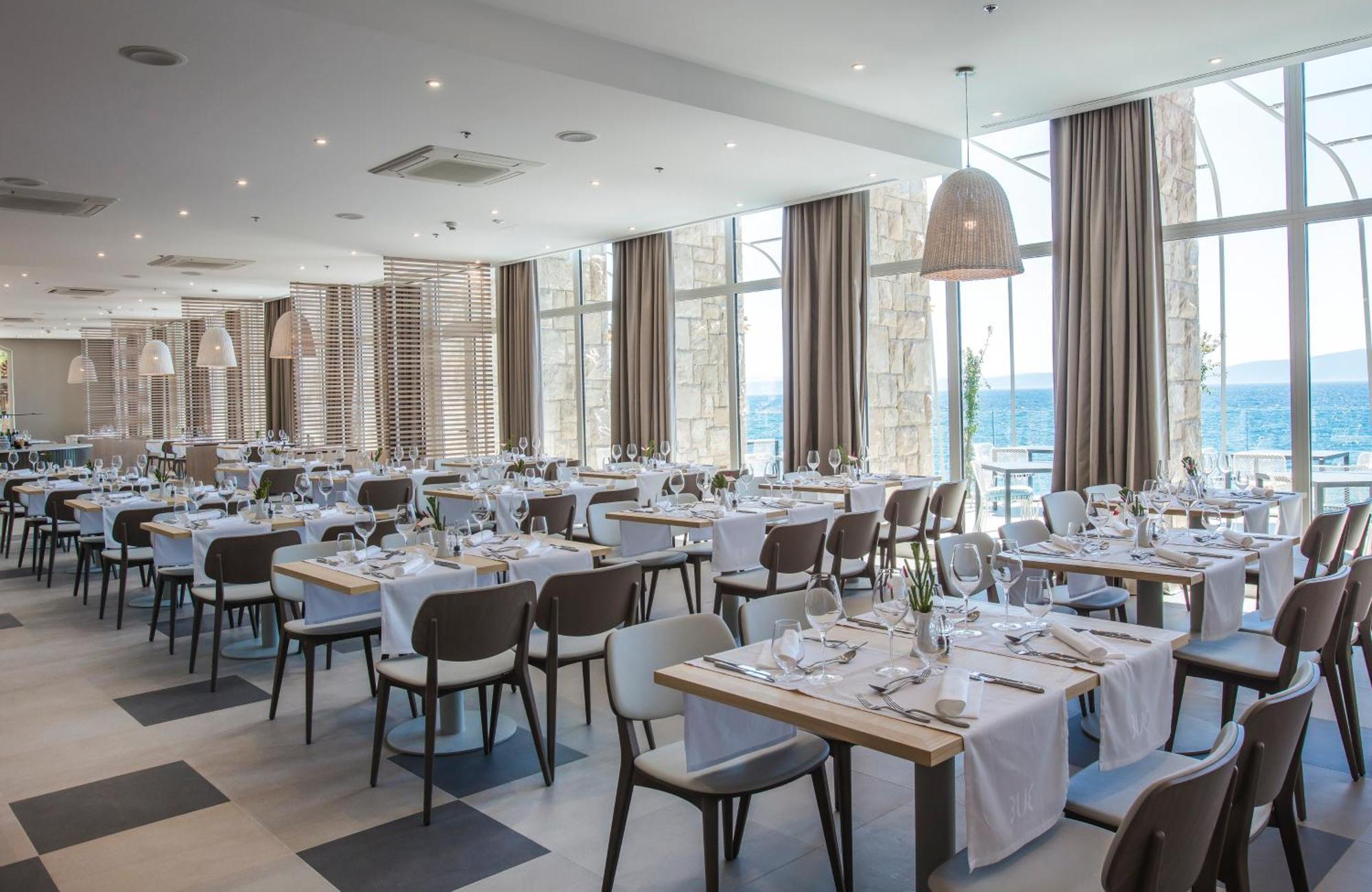 Bluesun Hotel Jadran Tucepi Exterior photo Restaurant