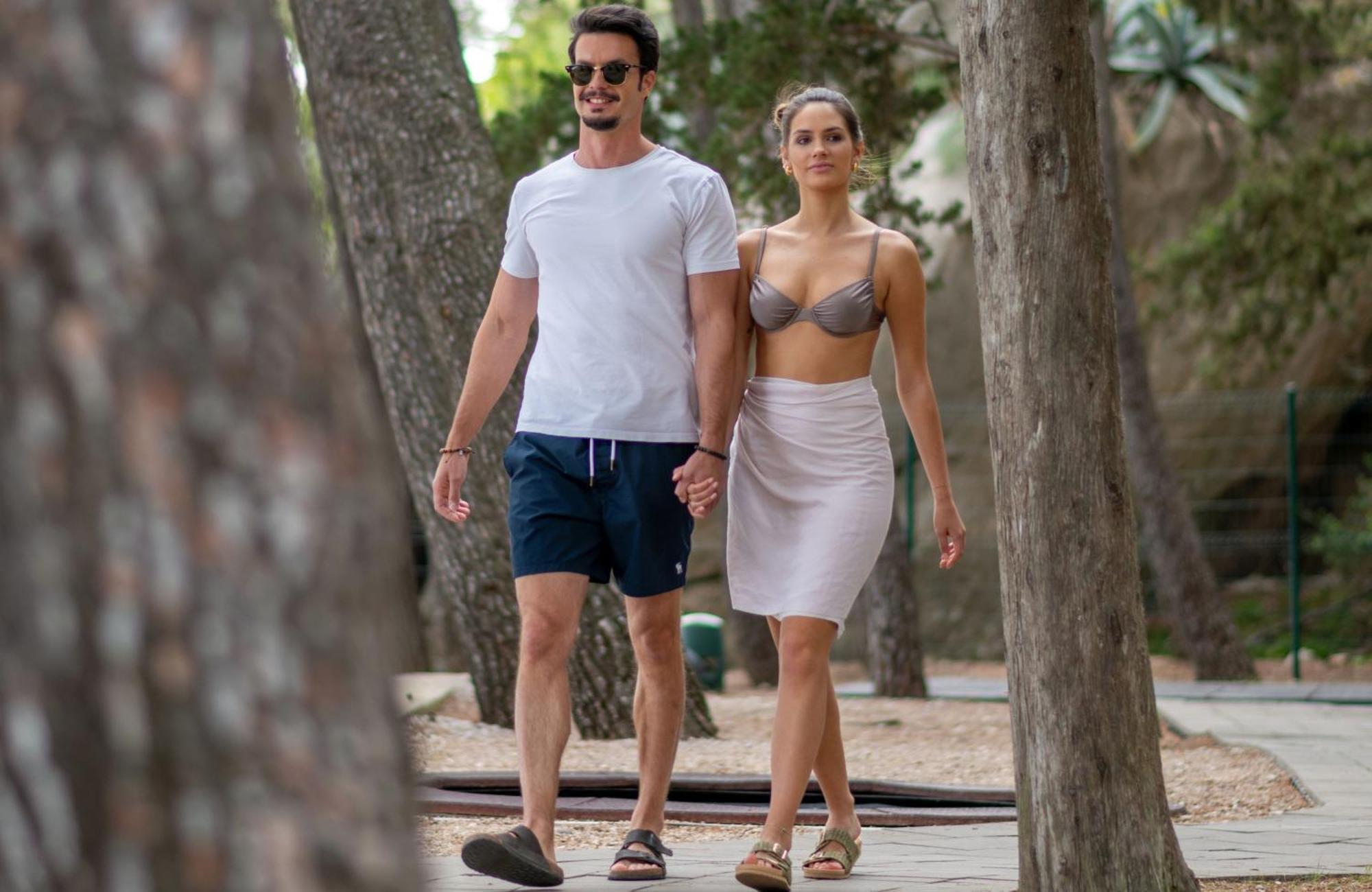 Bluesun Hotel Jadran Tucepi Exterior photo A couple walking together