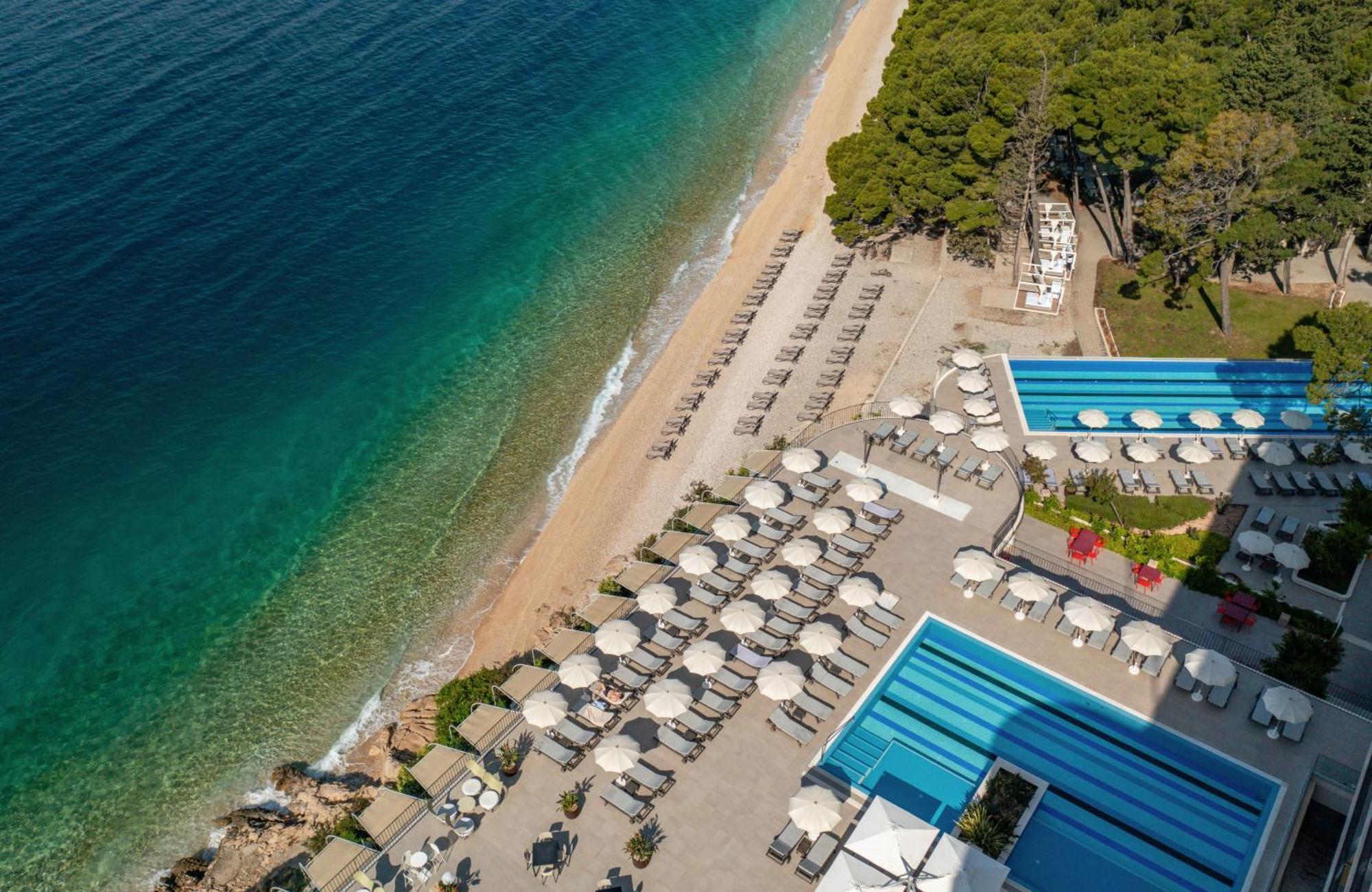 Bluesun Hotel Jadran Tucepi Exterior photo Aerial view of the beach