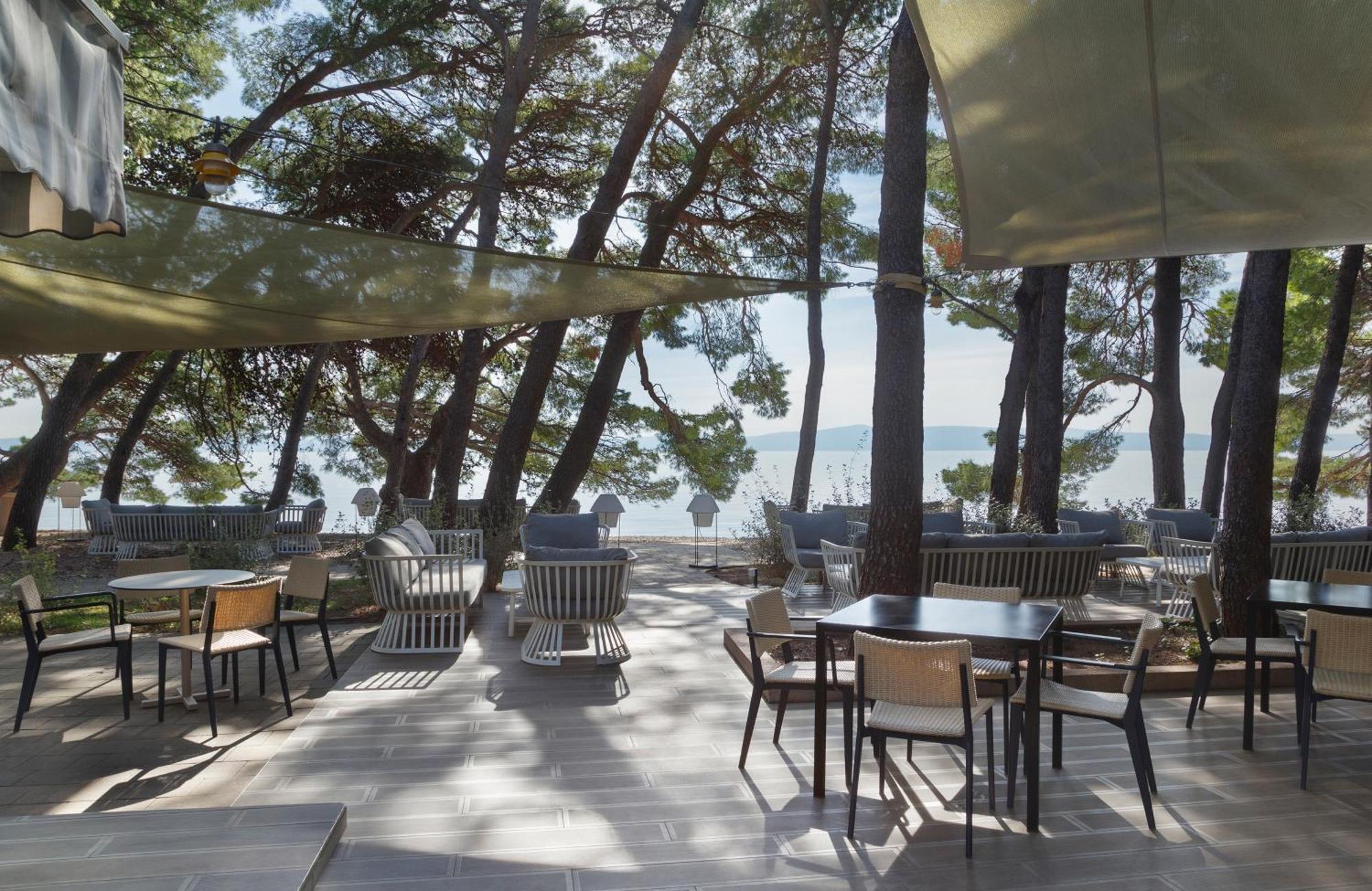 Bluesun Hotel Jadran Tucepi Exterior photo Restaurant in the pine forest